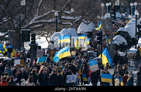 Boston, États-Unis. 27 février 2022, Boston, ma États-Unis : rassemblement de personnes pour l'Ukraine lors de la Marche pour la paix pour l'Ukraine à Boston. La Russie a envahi l'Ukraine le 24 février 2022. Credit: Keiko Hiromi/AFLO/Alay Live News Banque D'Images