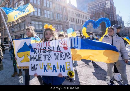 Boston, États-Unis. 27 février 2022, Boston, ma États-Unis : rassemblement de personnes pour l'Ukraine lors de la Marche pour la paix pour l'Ukraine à Boston. La Russie a envahi l'Ukraine le 24 février 2022. Credit: Keiko Hiromi/AFLO/Alay Live News Banque D'Images