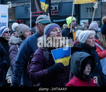 Boston, États-Unis. 27 février 2022, Boston, ma États-Unis : rassemblement de personnes pour l'Ukraine lors de la Marche pour la paix pour l'Ukraine à Boston. La Russie a envahi l'Ukraine le 24 février 2022. Credit: Keiko Hiromi/AFLO/Alay Live News Banque D'Images