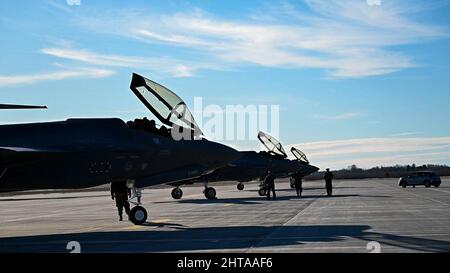 Trois F-35s de la Force aérienne des États-Unis affectés à l'aile Fighter 48th de la Royal Air Force Lakenheath subissent des travaux d'entretien post-vol à la base aérienne d'Ämari, en Estonie, le 27 février 2022. Des membres de la 48th FW, de la 52nd Escadre Fighter de la base aérienne de Spangdahlem, de la 388th Escadre Fighter de la base aérienne de Hill et de la 435th Escadre des opérations aériennes au sol de la base aérienne de Ramstein ont été déployés à Ämari AB pour soutenir la mission de défense collective et la police aérienne améliorée de l’OTAN. (É.-U. Photo de la Force aérienne par le sergent d'état-major. Megan M. Beatty) Banque D'Images