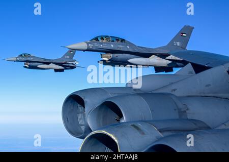 Deux F-16s affectés à la Royal Jordanian Air Force s'intègrent à un B-52H Stratoforteresse du 69th Expeditionary Bomb Squadron à RAF, Fairford, en Angleterre, dans le cadre d'un déploiement à l'appui des opérations du Commandement de combat géographique, le 14 février 2022. Le BTF est un exercice mené régulièrement par le Commandement stratégique des États-Unis pour offrir aux alliés des États-Unis la possibilité de travailler avec des bombardiers stratégiques partout dans le monde. (É.-U. Photo de la Force aérienne par Airman 1st classe Zachary Wright) Banque D'Images