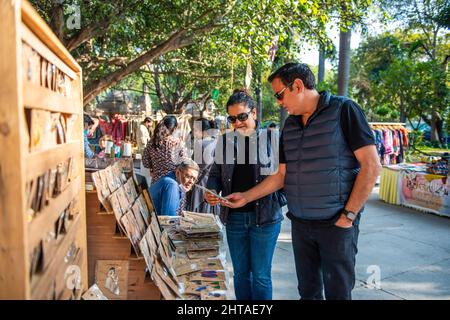 New Delhi, Inde. 27th févr. 2022. Un couple de magasins pendant le marché du dimanche organisé par Bikaner House Management Society à New Delhi. Le 26 2022 février, le gouvernement de Delhi a levé toutes les restrictions de la COVID-19 en raison de la diminution du nombre d'infections à coronavirus. Crédit : SOPA Images Limited/Alamy Live News Banque D'Images