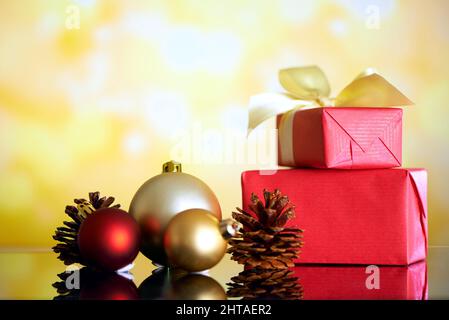 Il suffit de faire un vœu. Un arrangement de différentes décorations de noël. Banque D'Images