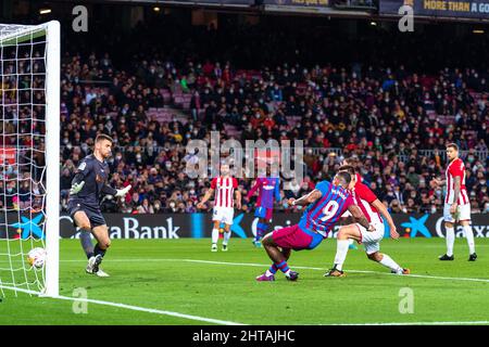 Barcelone, Espagne. 27th févr. 2022. Memphis Depay (3rd R) de Barcelone marque un match de la Liga entre le FC Barcelona et le Athletic Club à Barcelone, Espagne, le 27 février 2022. Crédit : Joan Gosa/Xinhua/Alay Live News Banque D'Images