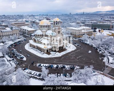 Une vue aérienne de la belle ville et de la cathédrale Alexandre Nevsky en hiver à Sofia, Bulgarie Banque D'Images