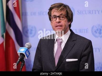 Nations Unies, New York, États-Unis, 27 février 2022 - Nicolas de Riviere, Représentant permanent de la France auprès des Nations Unies, présente aux journalistes en vue de la réunion du Conseil de sécurité sur la situation en Ukraine aujourd'hui au siège des Nations Unies à New York. Photo: Crédit PHOTO Luiz Rampelotto/EuropaNewswire OBLIGATOIRE. Banque D'Images