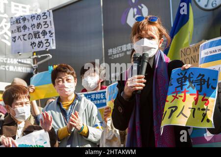 Tokyo, Japon. 27th févr. 2022. Une femme russe s'exprime lors d'une protestation contre l'invasion russe de l'Ukraine sur la place Hachiko. Crédit : SOPA Images Limited/Alamy Live News Banque D'Images