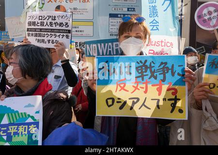 Tokyo, Japon. 27th févr. 2022. Les manifestants tiennent des pancartes pendant qu'ils prennent part à une manifestation contre l'invasion russe de l'Ukraine sur la place Hachiko. Crédit : SOPA Images Limited/Alamy Live News Banque D'Images