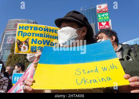 Tokyo, Japon. 27th févr. 2022. Les manifestants tiennent des pancartes pendant qu'ils prennent part à une manifestation contre l'invasion russe de l'Ukraine sur la place Hachiko. Crédit : SOPA Images Limited/Alamy Live News Banque D'Images