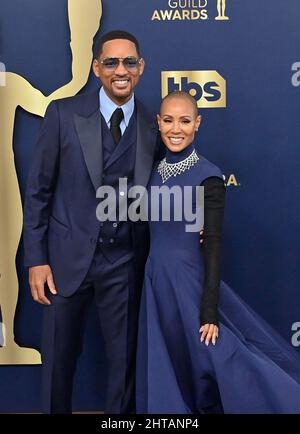 Santa Monica, États-Unis. 27th févr. 2022. Will Smith (L) et Jada Pinkett Smith assistent aux prix annuels 28th de la SAG qui se sont tenus au Barker Hangar de Santa Monica, en Californie, le dimanche 27 février 2022. Les prix de la Guilde des acteurs de l'écran seront diffusés en direct sur TNT et TBS. Photo de Jim Ruymen/UPI crédit: UPI/Alay Live News Banque D'Images