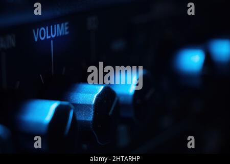 Bouton de réglage du volume sur le rehaueur avec lumière bleue froide en vue macro Banque D'Images