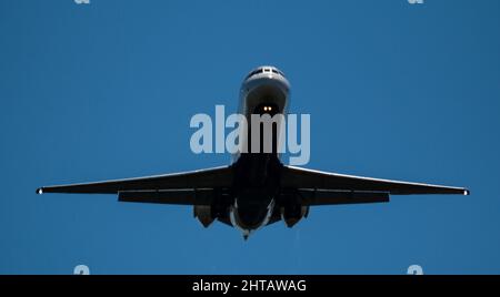 Un avion de transport militaire volant dans un ciel sans nuages lumineux Banque D'Images