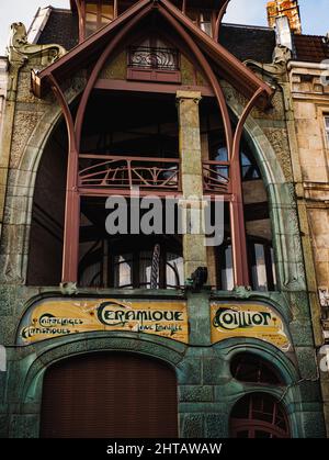 Photo verticale de la Maison Coilliot, Maison Coilliot. Une maison Art Nouveau située à Lille, France. Banque D'Images