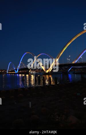 Washington, DC, États-Unis. 27th févr. 2022. Frederick Douglass Memorial Bridge est illuminé dans les couleurs du drapeau de l'Ukraine pour soutenir leurs efforts lors de l'invasion de l'Ukraine par la Russie le 27 février 2022 à Washington, DC crédit: Mpi34/Media Punch/Alay Live News Banque D'Images