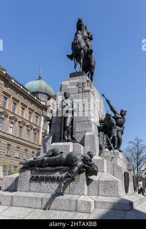 Grunwald Monument contre le ciel bleu lors d'une journée ensoleillée sur la place Matejko, Cracovie, Pologne Banque D'Images