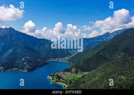 Prise de vue aérienne du lac Ledro, Italie, près du lac de Garde, prise de vue sur Mavic 2 Pro Banque D'Images