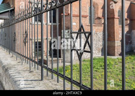 Grille métallique sous la forme de six étoiles pointues de David dans le quartier juif de Kazimierz à Cracovie Banque D'Images