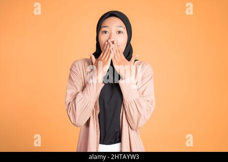 femme musulmane d'expression choquée avec les mains couvrant la bouche Banque D'Images