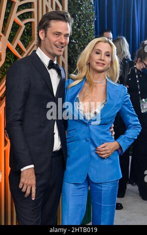 Santa Monica, États-Unis. 27th févr. 2022. Christopher Backus (L) et Mira Sorvino assistent aux prix annuels de la SAG 28th qui se sont tenus au Barker Hangar de Santa Monica, en Californie, le dimanche 27 février 2022. Les prix de la Guilde des acteurs de l'écran ont été diffusés en direct sur TNT et TBS. Photo de Jim Ruymen/UPI crédit: UPI/Alay Live News Banque D'Images