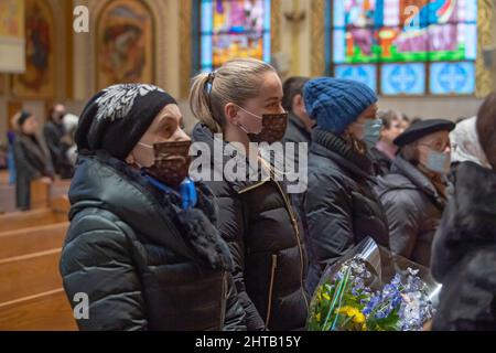 NEW YORK, NEW YORK - 27 FÉVRIER : une femme tenant des fleurs aux couleurs du drapeau ukrainien assiste à une messe à l'église Saint-Georges le 27 février 2022 à New York. Son Éminence, le cardinal Timothy Dolan, archevêque de New York, a assisté à la messe à l'église Saint-Georges, qui est membre de l'église catholique grecque ukrainienne, en solidarité avec le peuple ukrainien. Crédit : Ron Adar/Alay Live News Banque D'Images