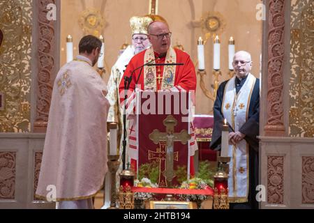 NEW YORK, NEW YORK - LE 27 FÉVRIER : le cardinal Timothy Dolan s'adresse aux amateurs de curriculs lors d'une messe à l'église Saint-Georges le 27 février 2022 à New York. Son Éminence, le cardinal Timothy Dolan, archevêque de New York, a assisté à la messe à l'église Saint-Georges, qui est membre de l'église catholique grecque ukrainienne, en solidarité avec le peuple ukrainien. Crédit : Ron Adar/Alay Live News Banque D'Images