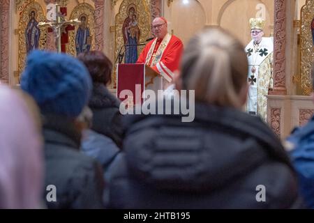 NEW YORK, NEW YORK - LE 27 FÉVRIER : le cardinal Timothy Dolan s'adresse aux amateurs de curriculs lors d'une messe à l'église Saint-Georges le 27 février 2022 à New York. Son Éminence, le cardinal Timothy Dolan, archevêque de New York, a assisté à la messe à l'église Saint-Georges, qui est membre de l'église catholique grecque ukrainienne, en solidarité avec le peuple ukrainien. Crédit : Ron Adar/Alay Live News Banque D'Images