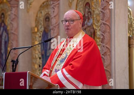 NEW YORK, NEW YORK - LE 27 FÉVRIER : le cardinal Timothy Dolan s'adresse aux amateurs de curriculs lors d'une messe à l'église Saint-Georges le 27 février 2022 à New York. Son Éminence, le cardinal Timothy Dolan, archevêque de New York, a assisté à la messe à l'église Saint-Georges, qui est membre de l'église catholique grecque ukrainienne, en solidarité avec le peuple ukrainien. Crédit : Ron Adar/Alay Live News Banque D'Images