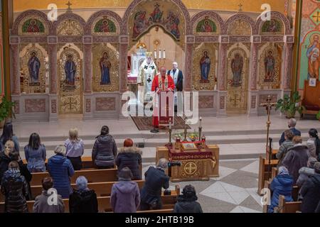 NEW YORK, NEW YORK - LE 27 FÉVRIER : le cardinal Timothy Dolan s'adresse aux amateurs de curriculs lors d'une messe à l'église Saint-Georges le 27 février 2022 à New York. Son Éminence, le cardinal Timothy Dolan, archevêque de New York, a assisté à la messe à l'église Saint-Georges, qui est membre de l'église catholique grecque ukrainienne, en solidarité avec le peuple ukrainien. Crédit : Ron Adar/Alay Live News Banque D'Images