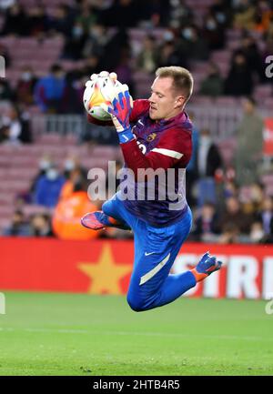 Sabadell, Barcelone, Espagne. 27th févr. 2022. Barcelone Espagne 27.02.2022 Marc Andre Ter Stegen (FC Barcelone) contrôle le ballon pendant la Liga Santander entre le FC Barcelone et le Club Athlétique au Camp Nou le 27 février 2022 à Barcelone. (Image de crédit : © Xavi Urgeles/ZUMA Press Wire) Banque D'Images