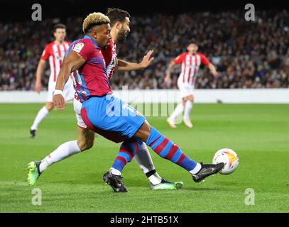 Sabadell, Barcelone, Espagne. 27th févr. 2022. Barcelone Espagne 27.02.2022 Adama Traore (FC Barcelone) bataille pour le ballon pendant la Liga Santander entre le FC Barcelone et le Club Athlétique au Camp Nou le 27 février 2022 à Barcelone. (Image de crédit : © Xavi Urgeles/ZUMA Press Wire) Banque D'Images