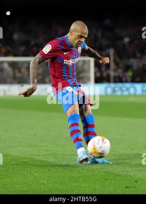 Sabadell, Barcelone, Espagne. 27th févr. 2022. Barcelone Espagne 27.02.2022 Dani Alves (FC Barcelone) contrôle le ballon pendant la Liga Santander entre le FC Barcelone et le Club Athlétique au Camp Nou le 27 février 2022 à Barcelone. (Image de crédit : © Xavi Urgeles/ZUMA Press Wire) Banque D'Images