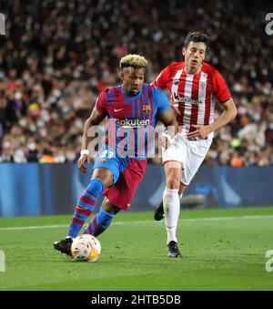 Sabadell, Barcelone, Espagne. 27th févr. 2022. Barcelone Espagne 27.02.2022 Adama Traore (FC Barcelone) et Mikel Vesga (Club Athlétique) se battent pour le ballon pendant la Liga Santander entre le FC Barcelone et le Club Athlétique au Camp Nou le 27 février 2022 à Barcelone. (Image de crédit : © Xavi Urgeles/ZUMA Press Wire) Banque D'Images