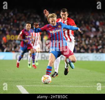 Sabadell, Barcelone, Espagne. 27th févr. 2022. Barcelone Espagne 27.02.2022 Frenkie de Jong (FC Barcelone) contrôle le ballon pendant la Liga Santander entre le FC Barcelone et le Club Athlétique au Camp Nou le 27 février 2022 à Barcelone. (Image de crédit : © Xavi Urgeles/ZUMA Press Wire) Banque D'Images