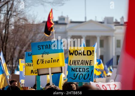 Washington, DC, États-Unis, 27 février 2021. En photo : des milliers de personnes de partout aux États-Unis assistent à un rassemblement pour l'Ukraine à la Maison Blanche. Ils se sont réunis pour remercier les États-Unis et d'autres pays pour leur aide et pour exiger une zone d'exclusion aérienne et d'autres formes d'assistance pour l'Ukraine. L'événement a été parrainé par United Help Ukraine et des militants ukrainiens américains, des organisations d'assistance et de défense des droits basées aux États-Unis. Crédit : Allison Bailey / Alamy Live News Banque D'Images