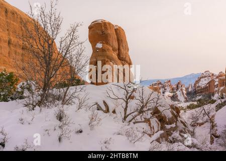 Une belle photo du parc national des Arches recouvert de neige Banque D'Images