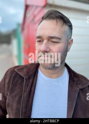 Un portrait d'un homme caucasien d'âge moyen barbu dans la rue Banque D'Images