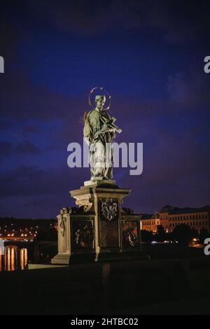 Photo verticale de la statue du pont Charles Jean de Nepomuk à Prague Banque D'Images