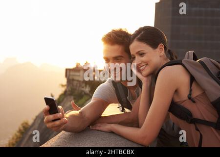 C'était un voyage si magique jusqu'à présent Photo rognée d'un jeune couple en visite dans une ville étrangère. Banque D'Images