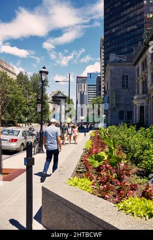 Montréal, Canada - juin 2018 : personnes marchant sur la rue Victoria à Montréal, Québec, Canada Banque D'Images