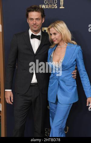 Los Angeles, États-Unis. 27th févr. 2022. Christopher Backus et Mira Sorvino arrivent aux prix de la Guilde des acteurs de l'écran 28th qui ont eu lieu au Barker Hangar à Santa Monica, CA, le dimanche 27 février 2022. (Photo par Sthanlee B. Mirador/Sipa USA) crédit: SIPA USA/Alay Live News Banque D'Images