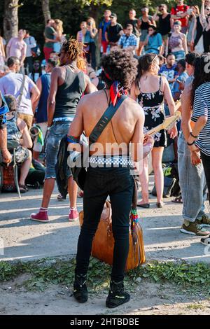 Montréal, Canada - juin 2018 : guitariste afro-américaine Jimi Hendrix wannabe regardant la foule au Festival Tam tams du parc du Mont-Royal à Montréal Banque D'Images
