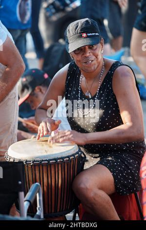 Juin 2018 - Montréal, Canada: Femme afro-américaine jouant djembe drrum bongo dans le parc du Mont-Royal à Montréal, Canada. Banque D'Images