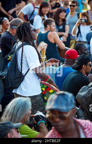 Montréal, Canada - juin 2018 : jeune Afro-américain jouant à la percussion avec djembe Drum bongo dans la foule Banque D'Images