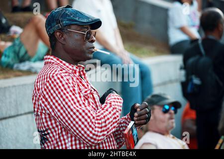 Montréal, Canada - juin 2018 : un homme afro-américain est sur le point de s'allumer et de fumer sa cigarette. Banque D'Images