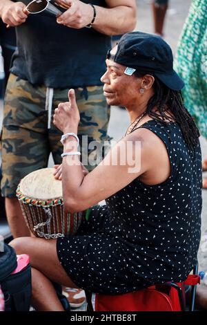 Juin 2018 - Montréal, Canada: Femme afro-américaine jouant djembe drrum bongo dans le parc du Mont-Royal à Montréal, Canada. Banque D'Images