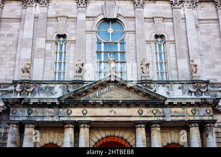 Montréal, Canada - juin 2018 : figures ou statues religieuses à l'entrée d'une église ou d'une cathédrale historique à Montréal, Canada. Banque D'Images