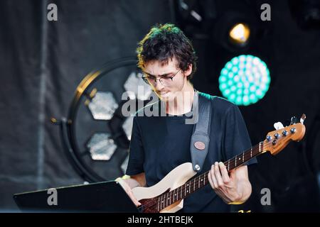 Juin 2018 - Montréal, Canada : jeune guitariste basse jouant son instrument sur scène à Montréal, Canada. Banque D'Images