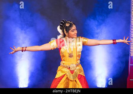 Danseuse indienne souriante bharatanatyam sur scène dansant avec les mains gestuelle - adepte de l'artiste, de la culture indienne traditionnelle et danseuse clasique. Banque D'Images
