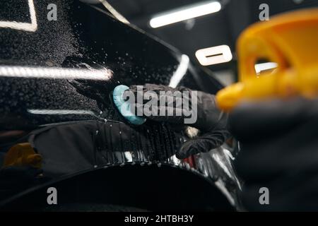 Auto détaillant professionnel de préparation automobile pour le polissage Banque D'Images
