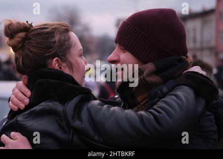 Przemysl, Pologne. 27th févr. 2022. Un couple s'est enhué l'un avec l'autre à la gare de Przemysl, à Przemysl, Pologne, le 27 février 2022. Récemment, un grand nombre d'Ukrainiens sont arrivés à Przemysl en train. Credit: Meng Dingbo/Xinhua/Alay Live News Banque D'Images